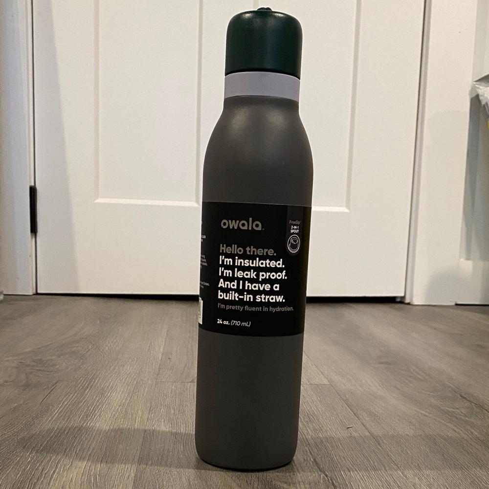NWT Owala FreeSip Insulated Water Bottle